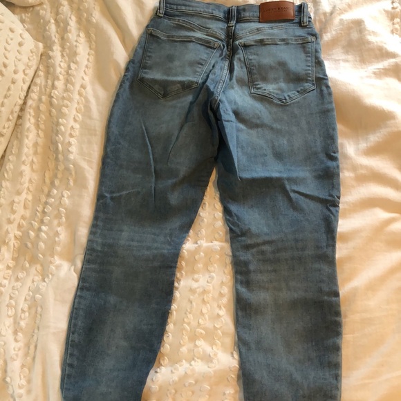 Lucky brand High rise Bridgette 
Button closure 
Size 6
Mid wash - Picture 8 of 8